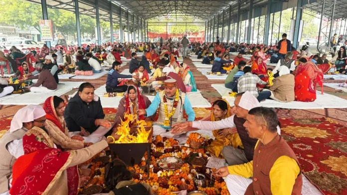 200 couples offered sacrifices in the havan together as hosts.