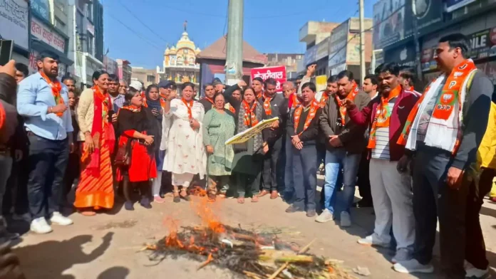 BJP took to the streets against Arvind Kejriwal and Delhi CM Atishi