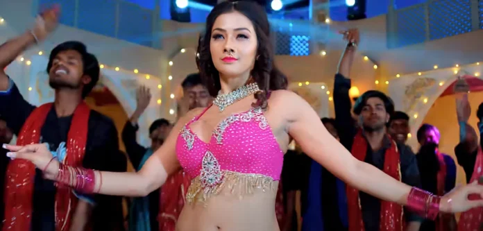 Bhojpuri Song Namrata Malla's bold chemistry seen in the song 'Balamuwa Ke Ballam', video catches fire on YouTube with 154 million views.