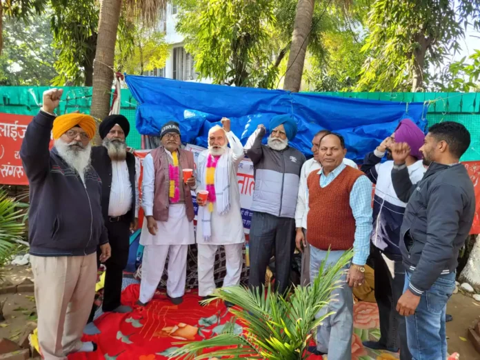 Chandigarh News-Bhakra Beas Employees Union's serial hunger strike enters 17th day