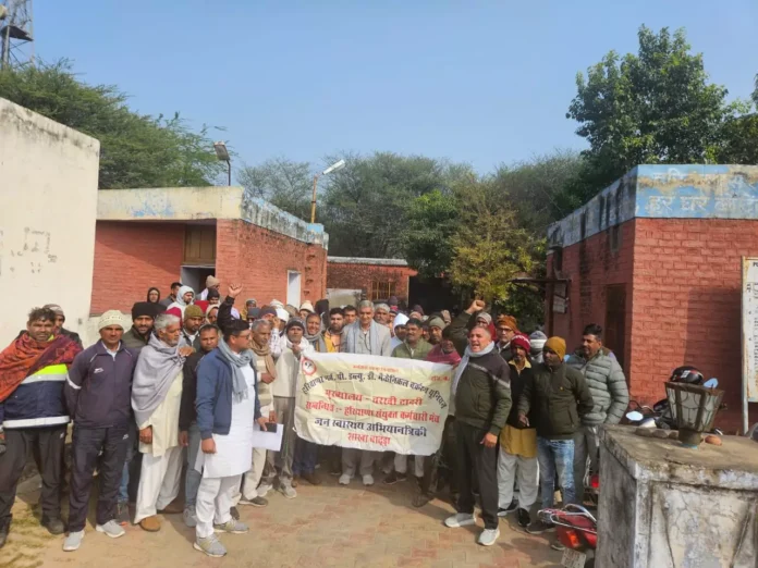 Employees angry at the department for not issuing LTC and not taking back the facilities of 23 removed employees, staged a sit-in at the SDO office and submitted a memorandum to the SDM.