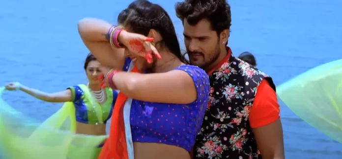 Khesari Lal Yadav seen courting Kajal Raghwani in the field on the song 'Balmua Ho Tohre'