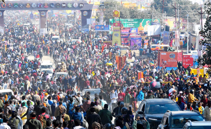 Maha Kumbh Update (आज समाज), प्रयागराज : 13 जनवरी से शुरू हुए महाकुंभ स्नान में श्रद्धालुओं की भीड़ लगातार उमड़ रही है। देश विदेश से लोग बड़ी संख्या में कुंभ स्नान करने के लिए पहुंच रहे हैं। श्रद्धालुओं का जोश और आस्था इस बार नए रिकॉर्ड बना रही है।