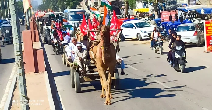 Fatehabad News : फतेहाबाद में गणतंत्र दिवस पर किसानों मजदूरों ने निकाली ट्रैक्टर मोटरसाइकिल परेड, ऊंट गाडिय़ां भी हुई शामिल