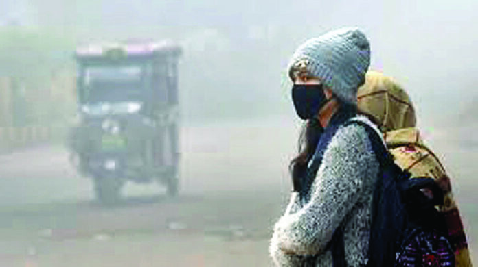 Delhi Pollution Update : हवा खराब श्रेणी में बरकरार, एक्यूआई 250 के पार