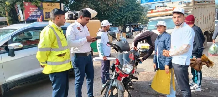 Rewari News-Mai Bharat volunteers along with the police made people aware about road safety.