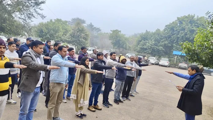 सरकारी कार्यालयों, स्कूलों, कालेजों व विश्वविद्यालय में संविधान की प्रस्तावना का वाचन हुआ