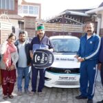 Una News Deputy Chief Minister handed over the keys of e-taxi to the beneficiary of Rajiv Gandhi Self-Employment Startup Scheme