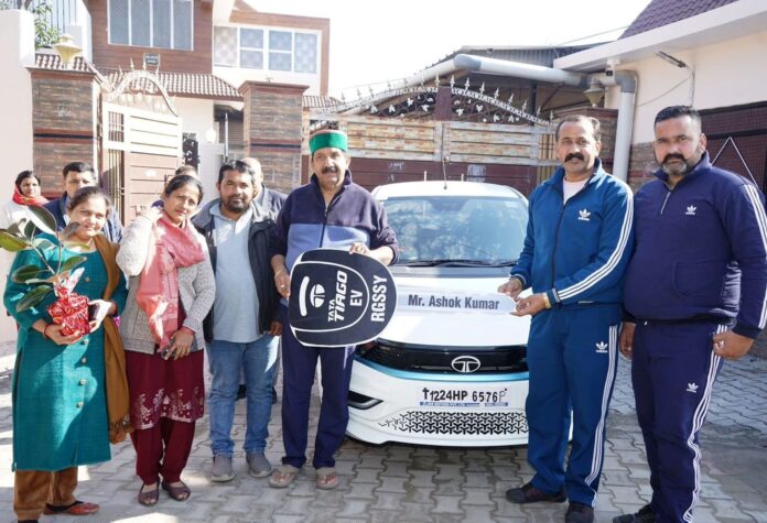 Una News Deputy Chief Minister handed over the keys of e-taxi to the beneficiary of Rajiv Gandhi Self-Employment Startup Scheme