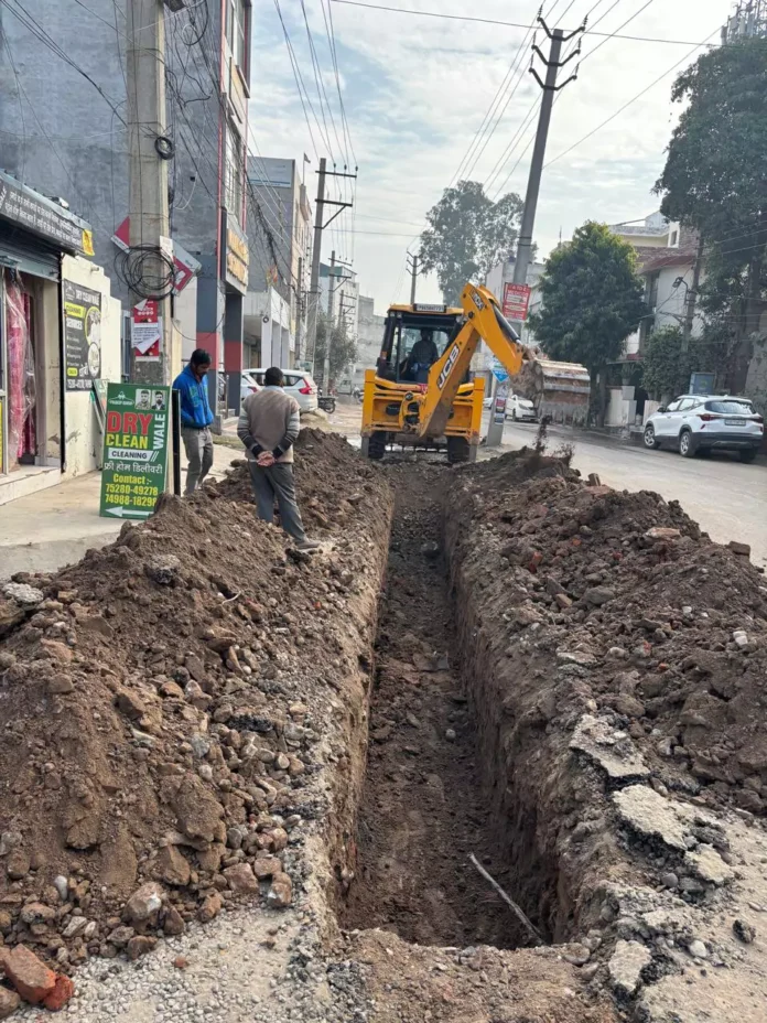 Work of laying rain water drainage pipe started in Swastik Vihar