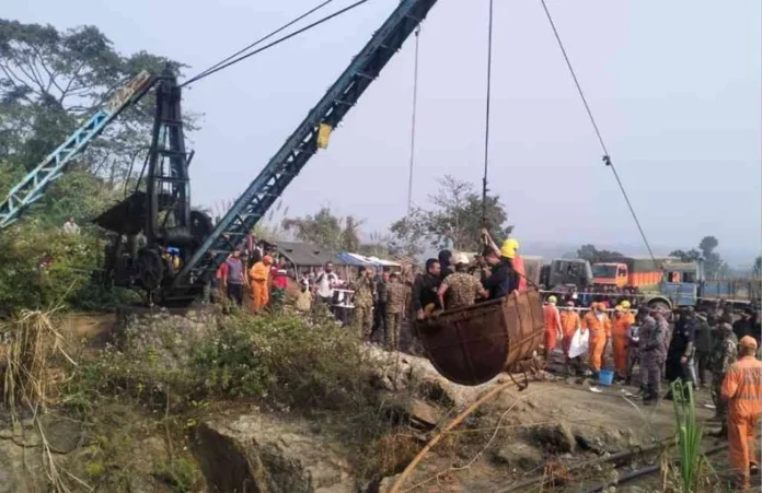 Assam Mining Accident: कोयला खदान में फंसे नौ खनिकों में से एक का शव बरामद, 8 अब भी लापता