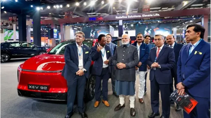 Auto Expo 2025: भारत में हर वर्ष जितनी गाड़ियां बिक रही, उतनी कई देशों की आबादी नहीं : मोदी