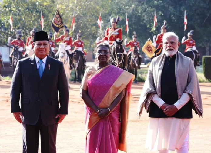 India-Indonesia Relations: दिल्ली में इंडोनेशियाई राष्ट्रपति प्रबोवो सुबियांटो का औपचारिक स्वागत