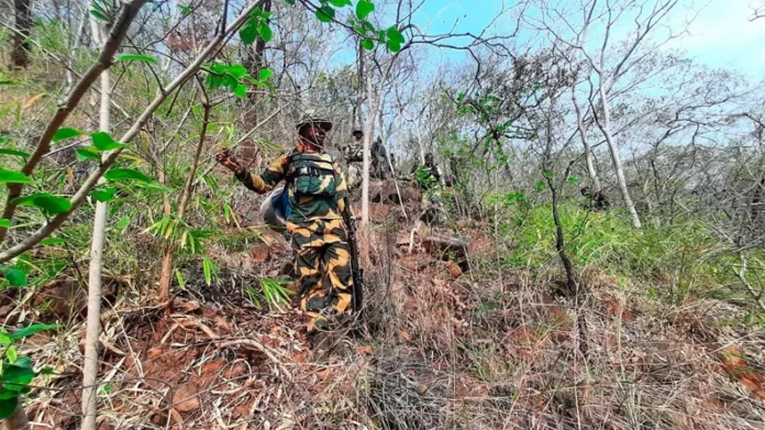 Jharkhand Naxalism: सिंहभूम जिले के चाईबासा में सुरक्षा बलों और नक्सलियों के बीच मुठभेड़