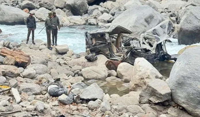 J&K Accident: किश्तवाड़ जिले में खाई में गिरा वाहन, 4 लोगों की मौत, 2 लापता