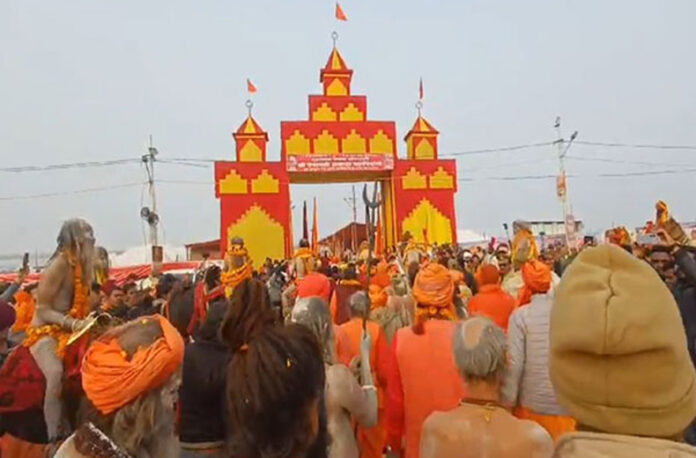 Kumbh 2025: महाकुंभ मेले के नजदीक आते ही प्रयागराज में आध्यात्मिक उत्साह