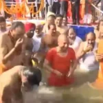 Kumbh 2025: सीएम योगी ने कैबिनेट के 54 मंत्रियों के साथ त्रिवेणी संगम में लगाई डुबकी