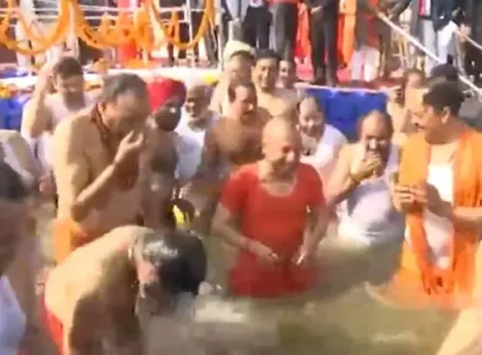 Kumbh 2025: सीएम योगी ने कैबिनेट के 54 मंत्रियों के साथ त्रिवेणी संगम में लगाई डुबकी