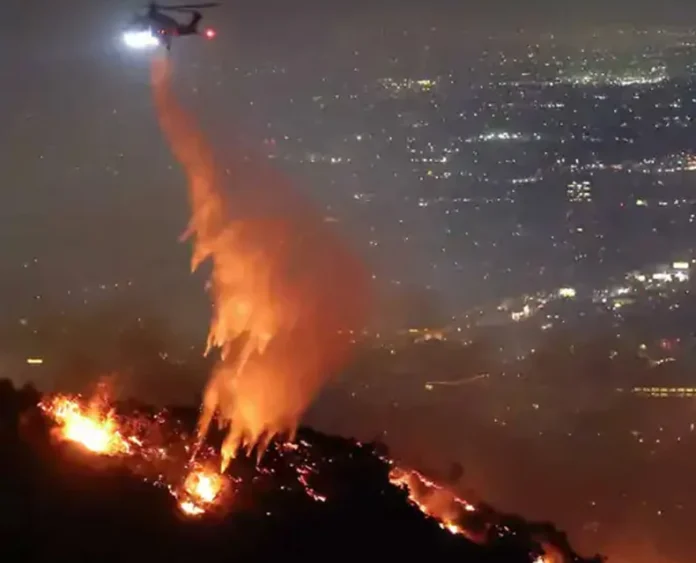 Los Angeles Wildfires: हॉलीवुड तक पहुंची लॉस एंजिलिस के जंगलों की आग, अरबों डॉलर का नुकसान