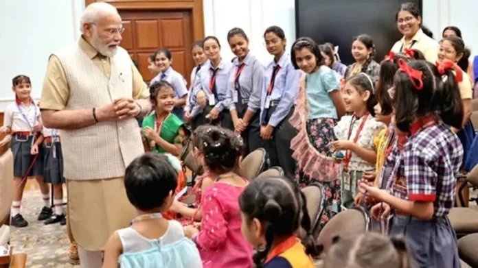 National Girl Child Day: बालिकाओं को सशक्त बनाने के लिए हम प्रतिबद्ध : मोदी