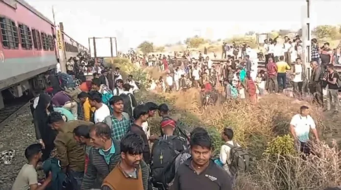 Pushpak Express Accident: आग की अफवाह के चलते ट्रेन से कूदे लोग, 13 की मौत