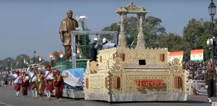 Republic Day Tableau: गुजरात की झांकी ने अपनी विरासत, यूपी की झांकी ने महाकुंभ को दर्शाया