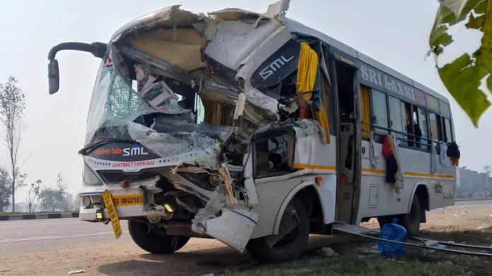 UP Accident: प्रयागराज महाकुंभ से लौट रहे श्रद्धालुओं के वाहन को गाजीपुर में ट्रक ने टक्कर मारी, कई लोगों के मरने की आशंका