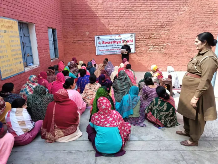 मासिक धर्म स्वच्छता पर आयोजित जागरूकता कार्यक्रम को संबोधित करती लीगल एड कौंसिल असिस्टेंट नेहा रानी।