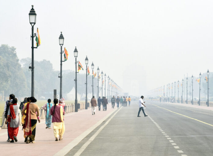 Delhi Weather Update : तेज हवाओं ने दिलाई गर्मी से राहत