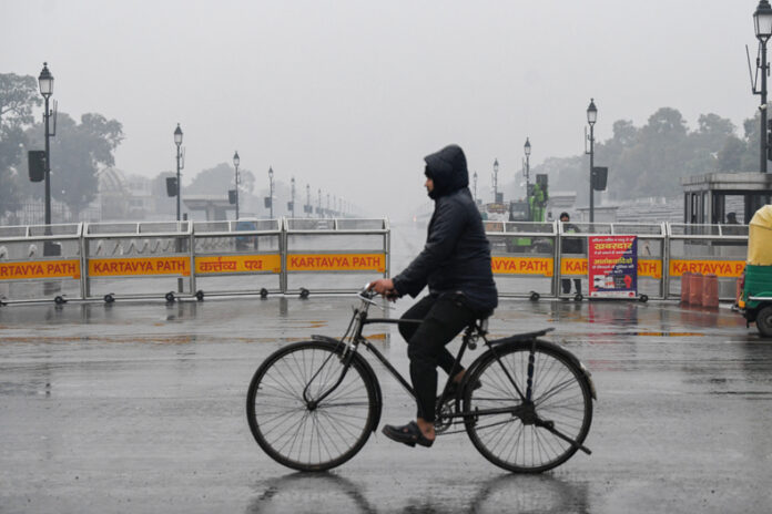 Delhi Weather Update : दिल्ली-एनसीआर में हल्की बारिश, तापमान में गिरावट