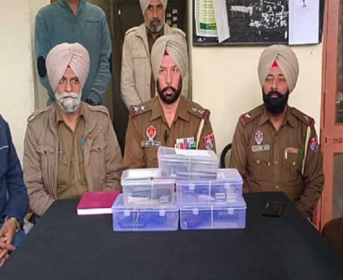 Punjab Crime News : पठानकोट कैंट रेलवे स्टेशन से हथियार बरामद