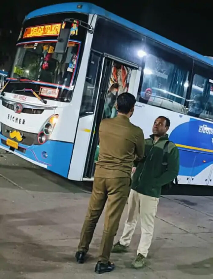 Haryana Roadways Driver-Conductor Misbehavior: हरियाणा रोडवेज के ड्राइवर-कंडक्टर ने पति-पत्नी और बेटी को बस से नीचे उतारा