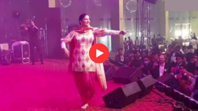 Sapna Choudhary Dance: 'बागड़ो नाची सामन में' गाने पर सपना चौधरी का जबरदस्त डांस, ठुमकों पर फिदा हुई जनता!