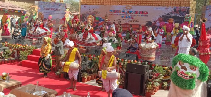 Surajkund Mela: फरीदाबाद में 38वां सूरजकुंड मेला शुरू, केंद्रीय मंत्री गजेंद्र शेखावत बोले- शिल्प से हम एकता के सूत्र में बंधे