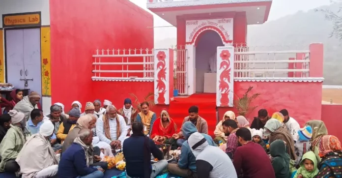 The idol of Maa Saraswati was consecrated in the government school with proper rituals.