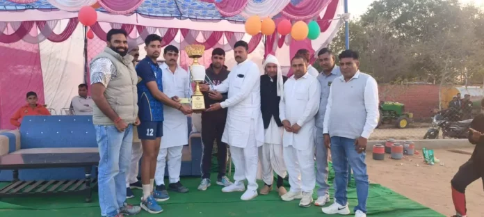 The winning teams were honored by chief guest Panchayat Samiti Chairman Anand Fauji and Vijay Sheoran Kakdauli.