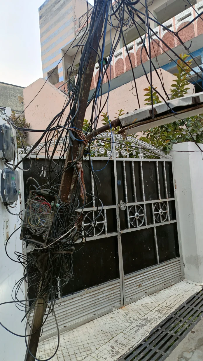 There is a big danger of accident due to electricity and cable wires in Bitna Colony of Pinjore, the administration is unaware.