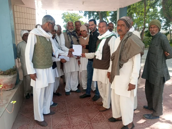 Under the leadership of BKU, furious farmers took out a protest march and submitted a memorandum to the SDM.