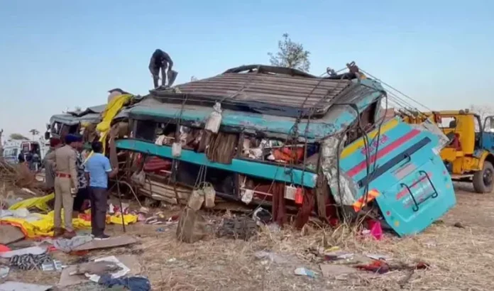 Gujarat Bus Accident: डांग जिले में तीर्थयात्रियों की बस गहरी खाई में गिरी, 5 की मौत, 17 गंभीर