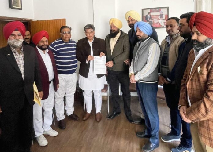 Chandigarh News: A demand letter was submitted to MP Manish Tiwari demanding a trauma center in Manimajra