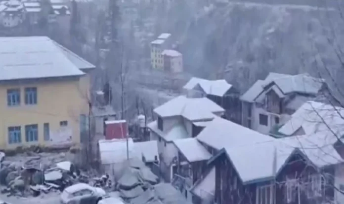 J&K Weather: डोडा व राजौरी में भारी बर्फबारी, हिमाचल के 4 जिलों में अलर्ट जारी