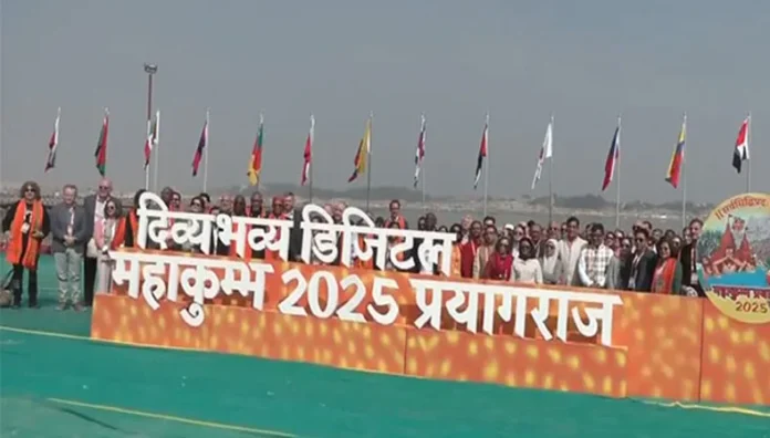 Mahakumbh 2025: 77 देशों के 118 सदस्यीय राजनयिक प्रतिनिधिमंडल ने भी त्रिवेणी संगम में डुबकी लगाकर कमाया पुण्य