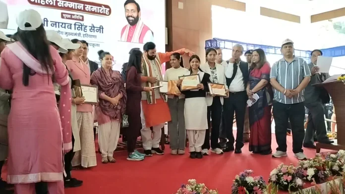 Chief Minister Nayab Saini honored Tanu and Himani Sabharwal in the state level program on Women's Day