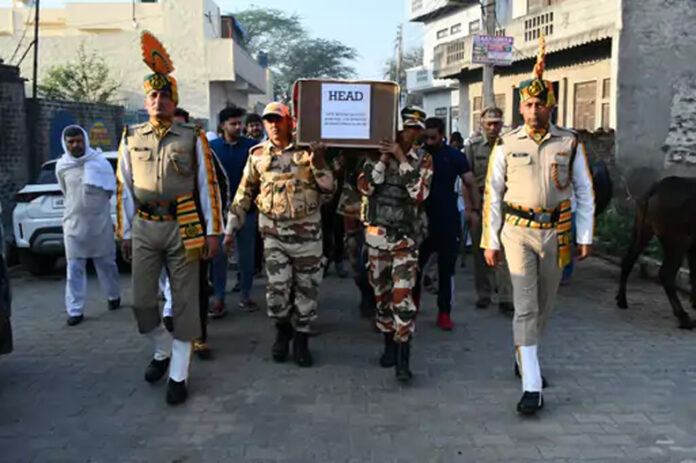 हरियाणा के सोनीपत के आईटीबी में तैनात एएसआई की एक कांस्टेबल ने गोली मारकर हत्या कर दी। कांस्टेबल ने एएसआई को 18 गोलियां मारी। जिस कारण उसकी मौके पर ही मौत हो गई। एएसआई छत्तीसगढ़ के रायपुर में तैनात था। यहां पर कैंप में ड्यूटी के दौरान उसने कांस्टेबल को वर्दी ठीक से न होने पर डांट लगाई थी।