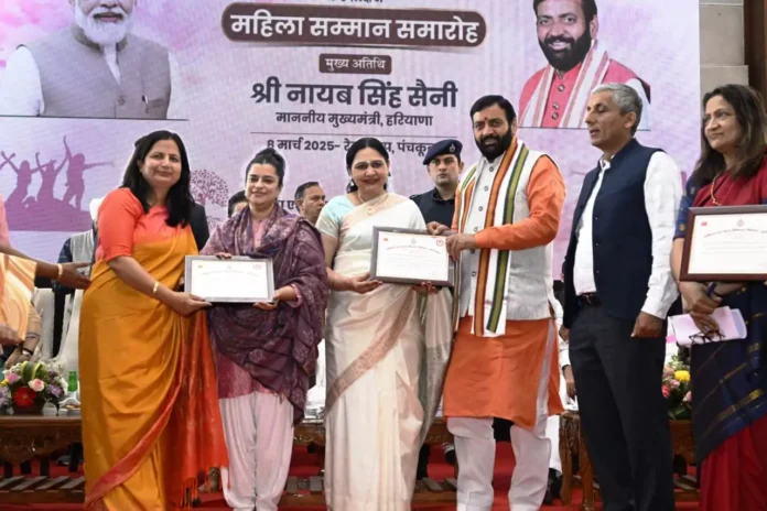 District Program Officer Shalu Yadav honored by the Chief Minister in a state level ceremony