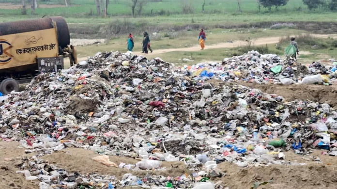 नियमित सफाई न होने से लोग परेशान, नकटी नदी में अवैध तौर डंप किया जा रहा कचरा