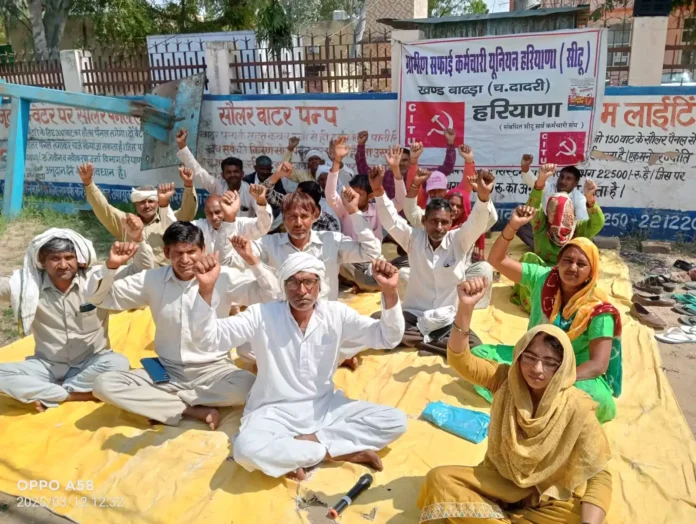 बीडीपीओ कार्यालय के समक्ष धरने पर सरकार के खिलाफ जमकर नारेबाजी की