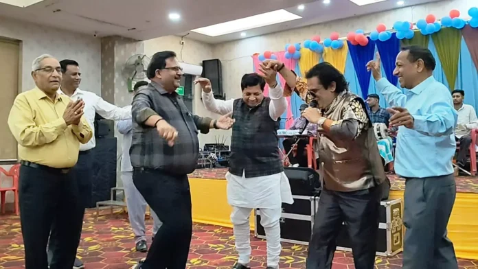 The elder brothers danced with great enthusiasm in the Holi Milan function