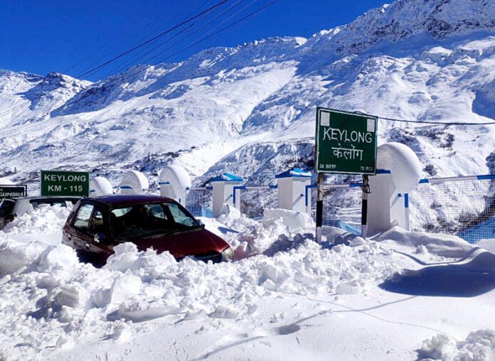 Weather Update : पहाड़ी राज्यों में लगातार हो रहा हिमस्खलन