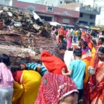 Women performed Holika Puja in the village, showed the colors of Holi in the markets